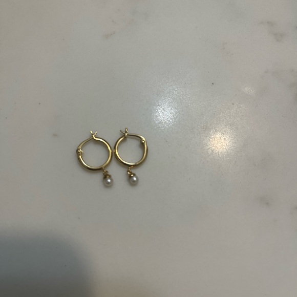 Mejuri pearl huggies - Picture 2 of 3